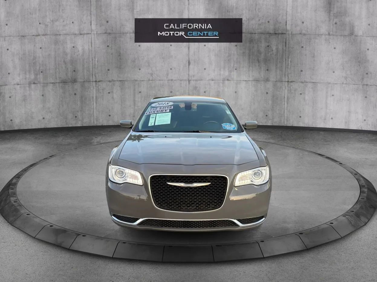 Used 2018 Chrysler 300 Touring L image 2