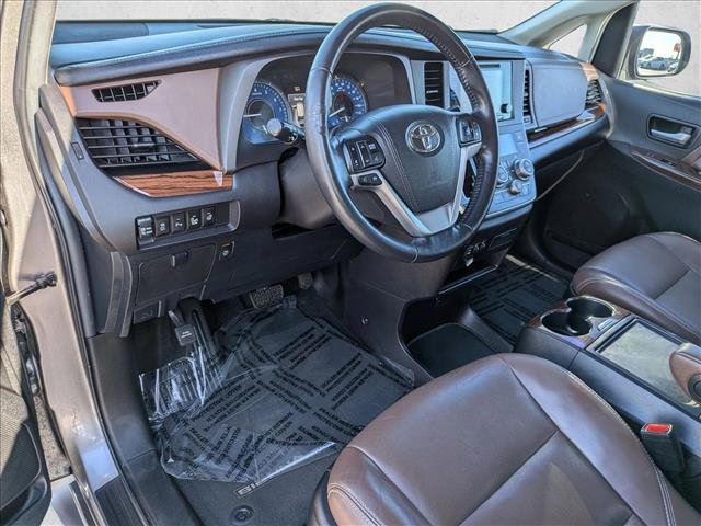 Used 2017 Toyota Sienna Limited w/ Preferred Accessory Package FWD image 10