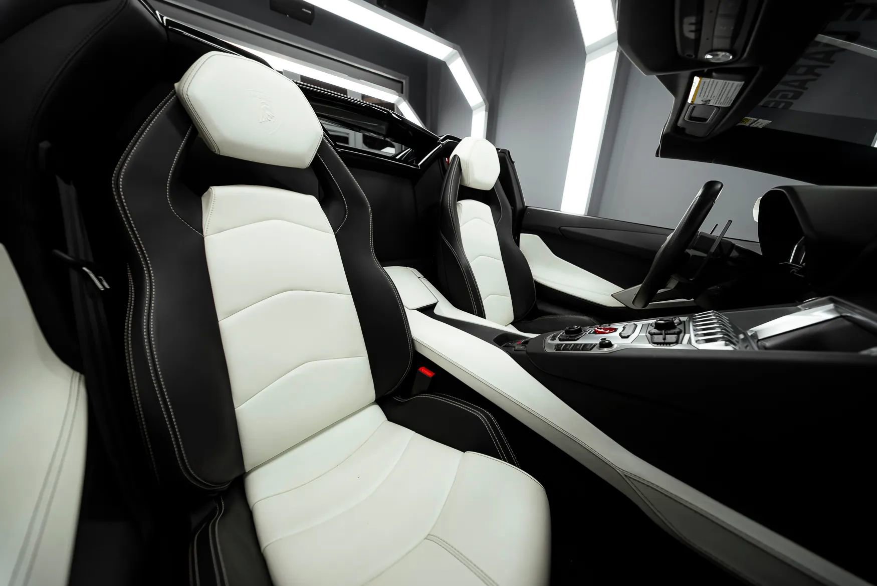 Used 2016 Lamborghini Aventador LP 700-4 image 2