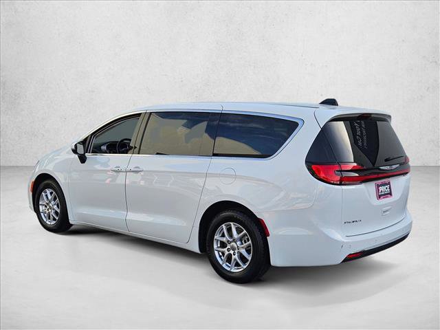 Used 2023 Chrysler Pacifica Touring-L image 8