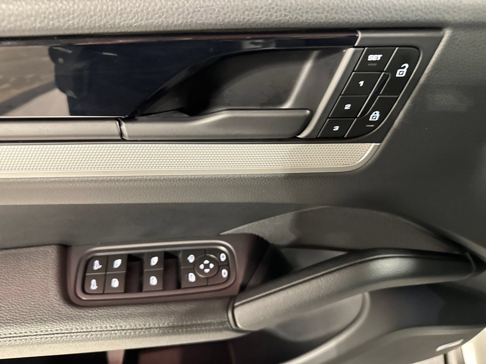 Used 2024 Porsche Cayenne w/ Premium Package AWD/4WD image 19