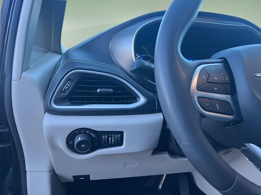 Used 2024 Chrysler Pacifica Select image 12