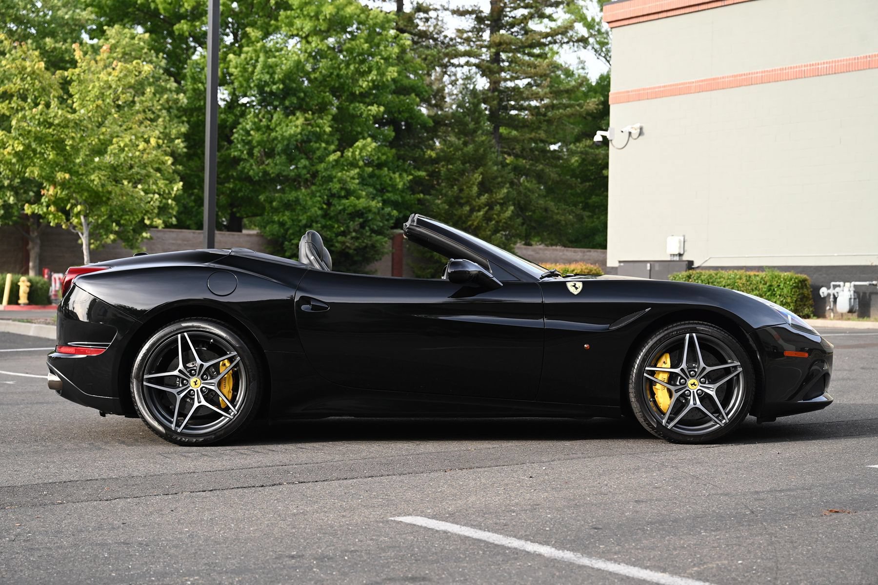 Used 2016 Ferrari California T RWD image 8
