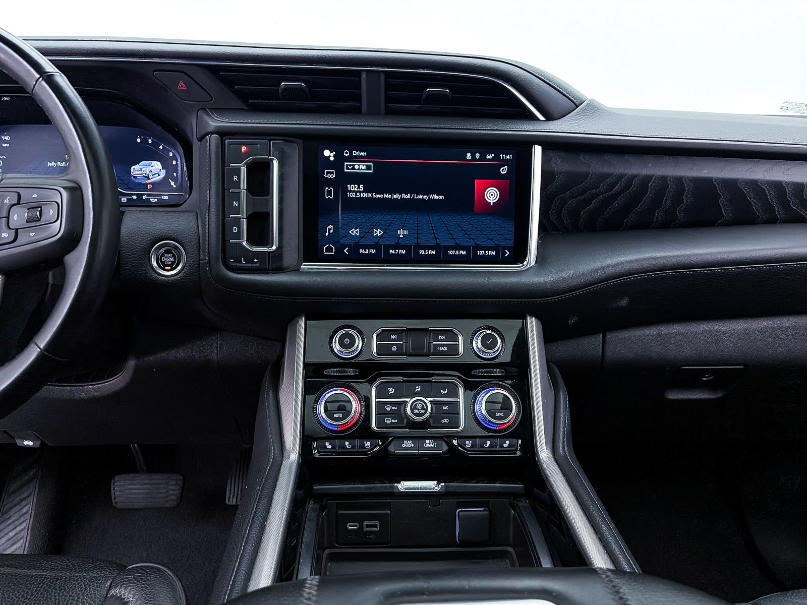 Used 2023 GMC Yukon XL Denali AWD/4WD image 9