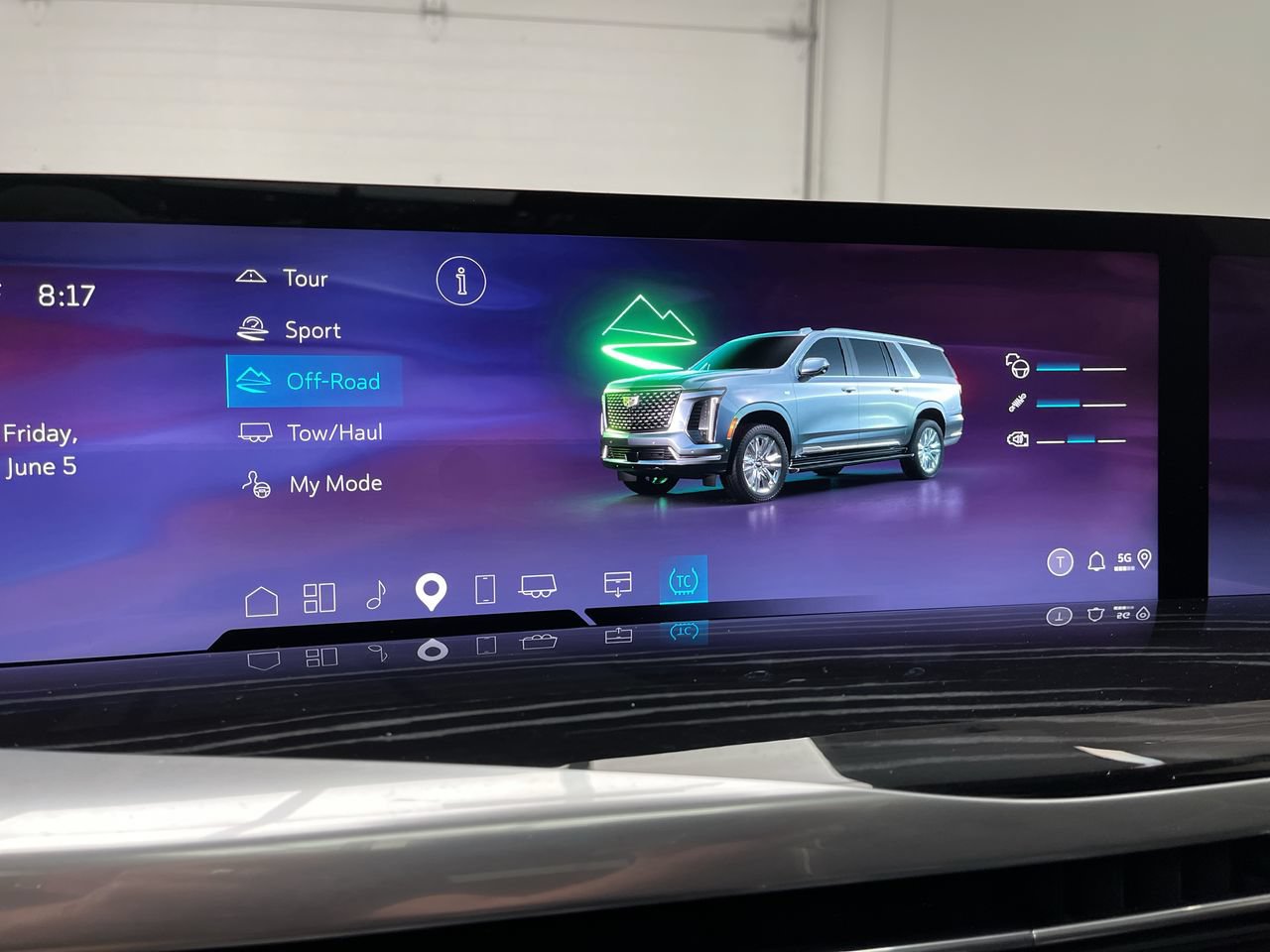 Certified 2025 Cadillac Escalade ESV Sport w/ Touring Package AWD/4WD image 21