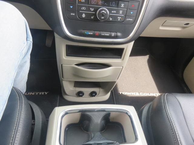 Used 2015 Chrysler Town & Country Touring w/ Driver Convenience Group FWD image 18