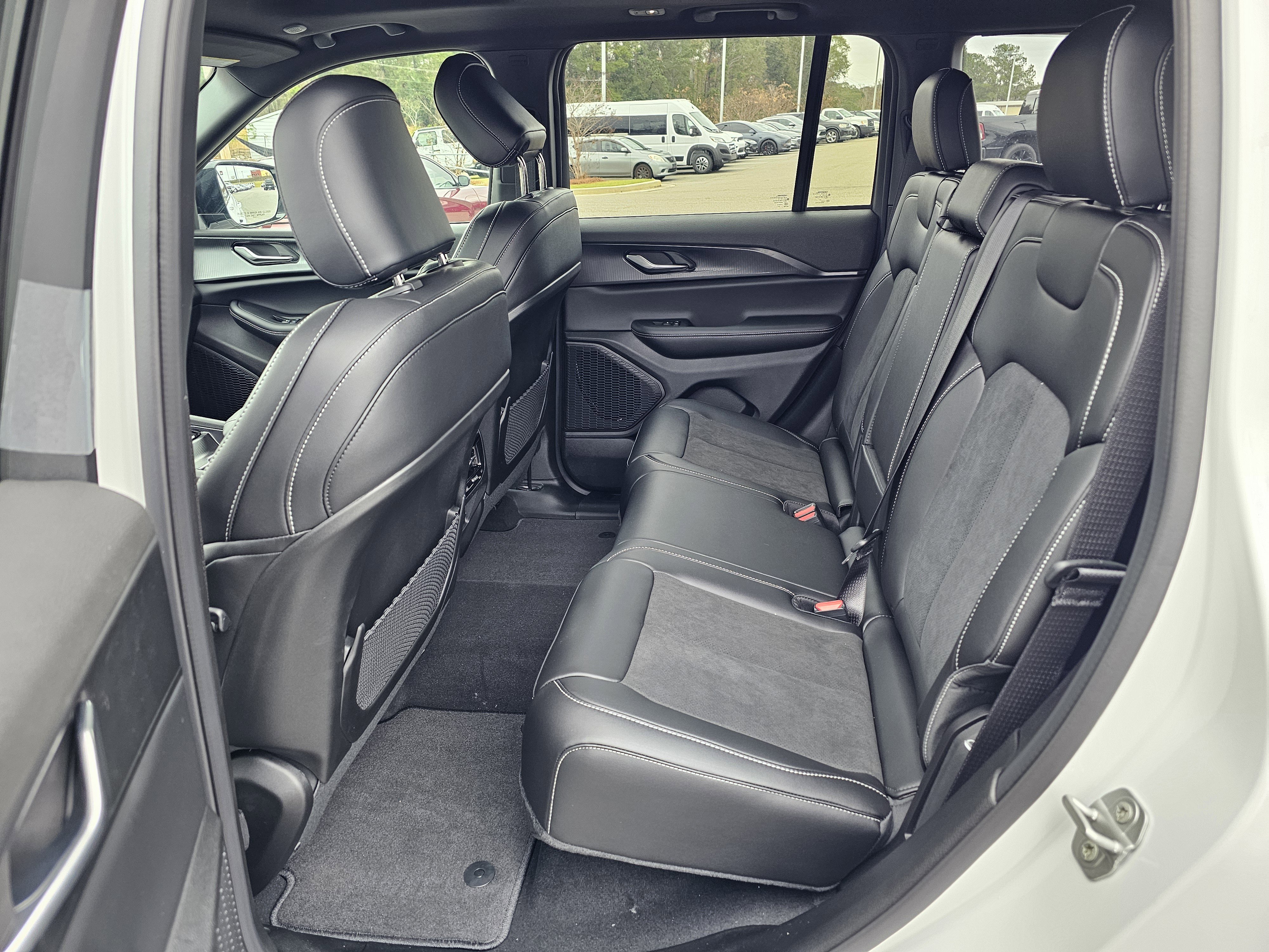 New 2025 Jeep Grand Cherokee Altitude image 30