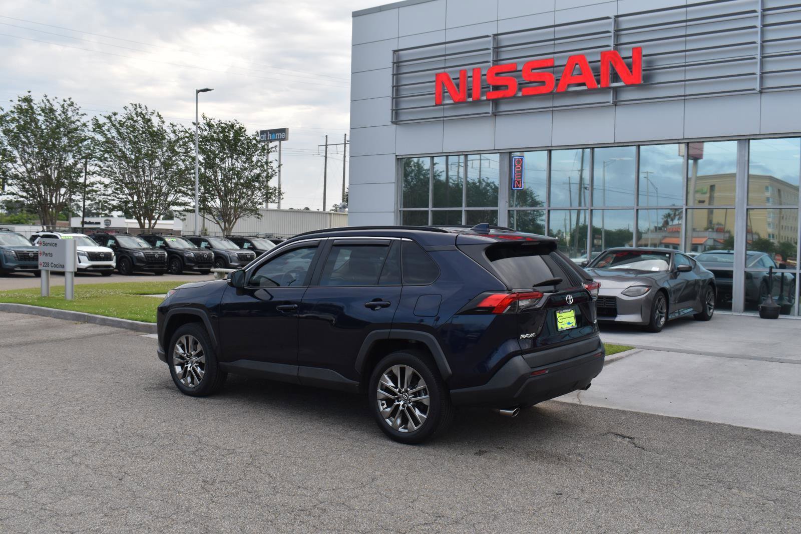 Used 2020 Toyota RAV4 XLE Premium FWD image 6
