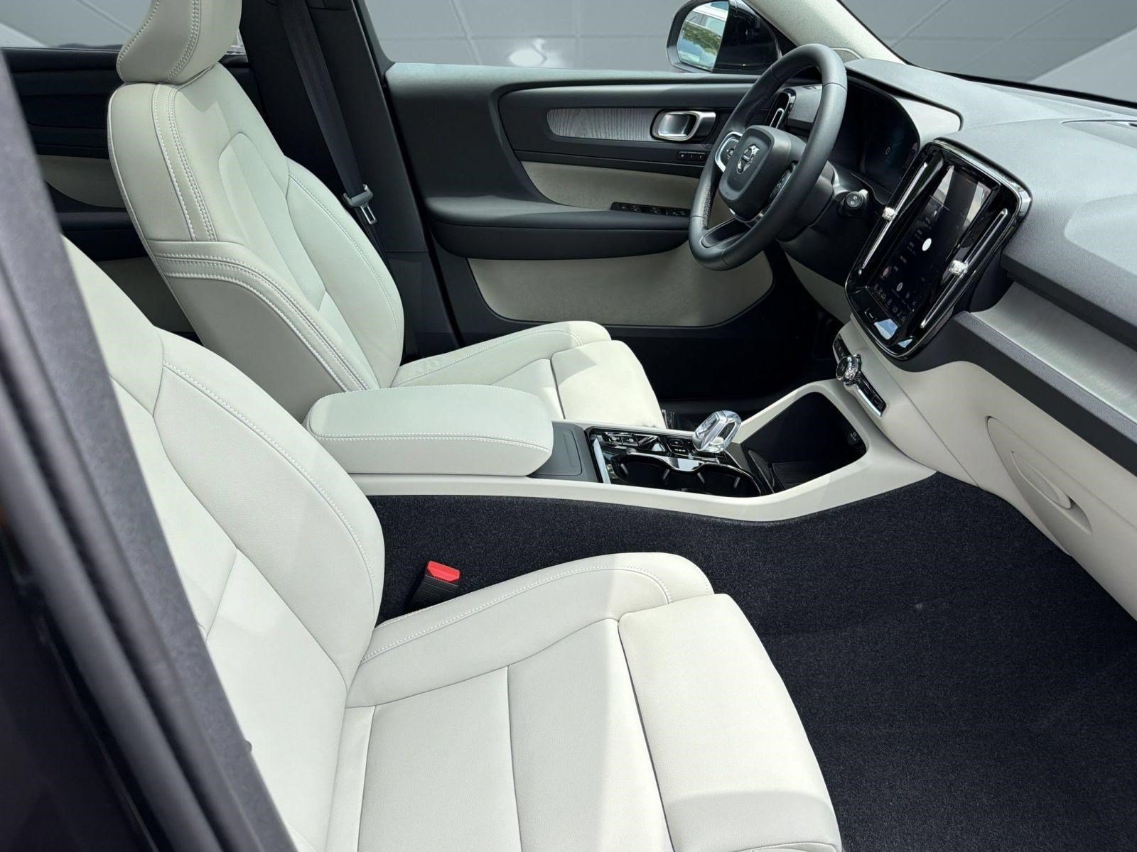 New 2026 Volvo XC40 B4 Plus w/ Climate Package FWD image 24