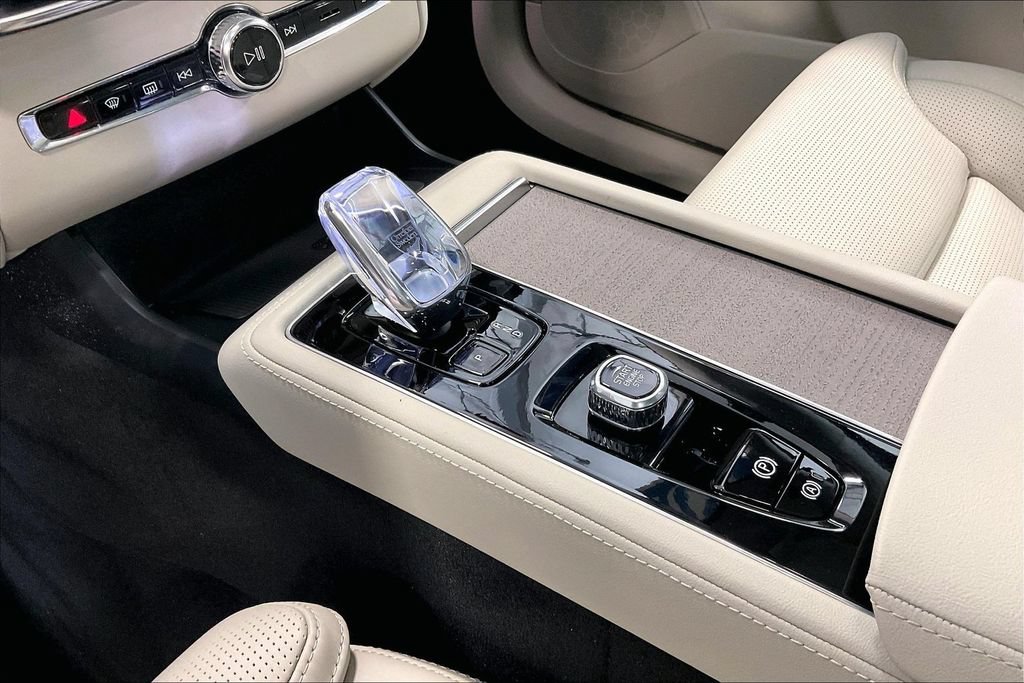 Certified 2025 Volvo XC90 B5 Ultra AWD/4WD image 19