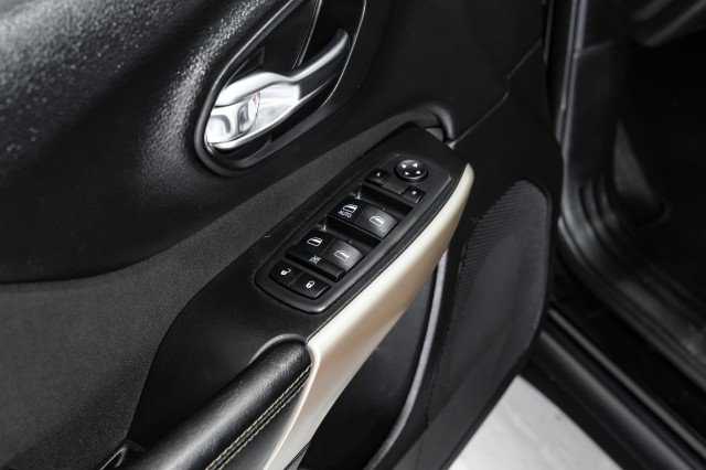 Used 2018 Jeep Cherokee Latitude FWD image 39