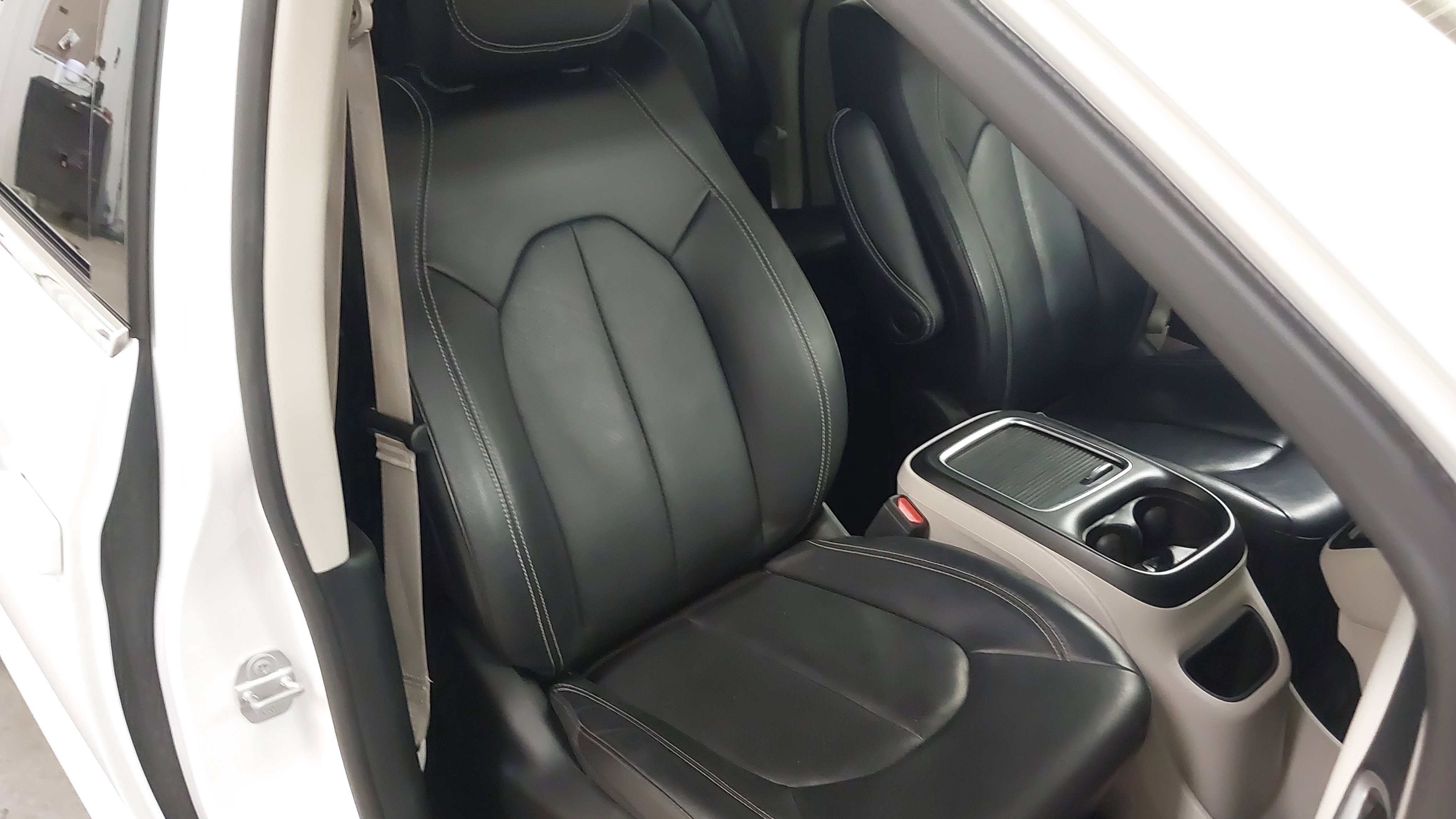 Used 2022 Chrysler Pacifica Touring-L w/ Uconnect Theater Family Group FWD image 27