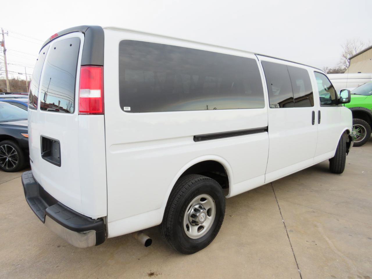 Used 2018 Chevrolet Express 3500 LT w/ LT Preferred Equipment Group RWD image 4