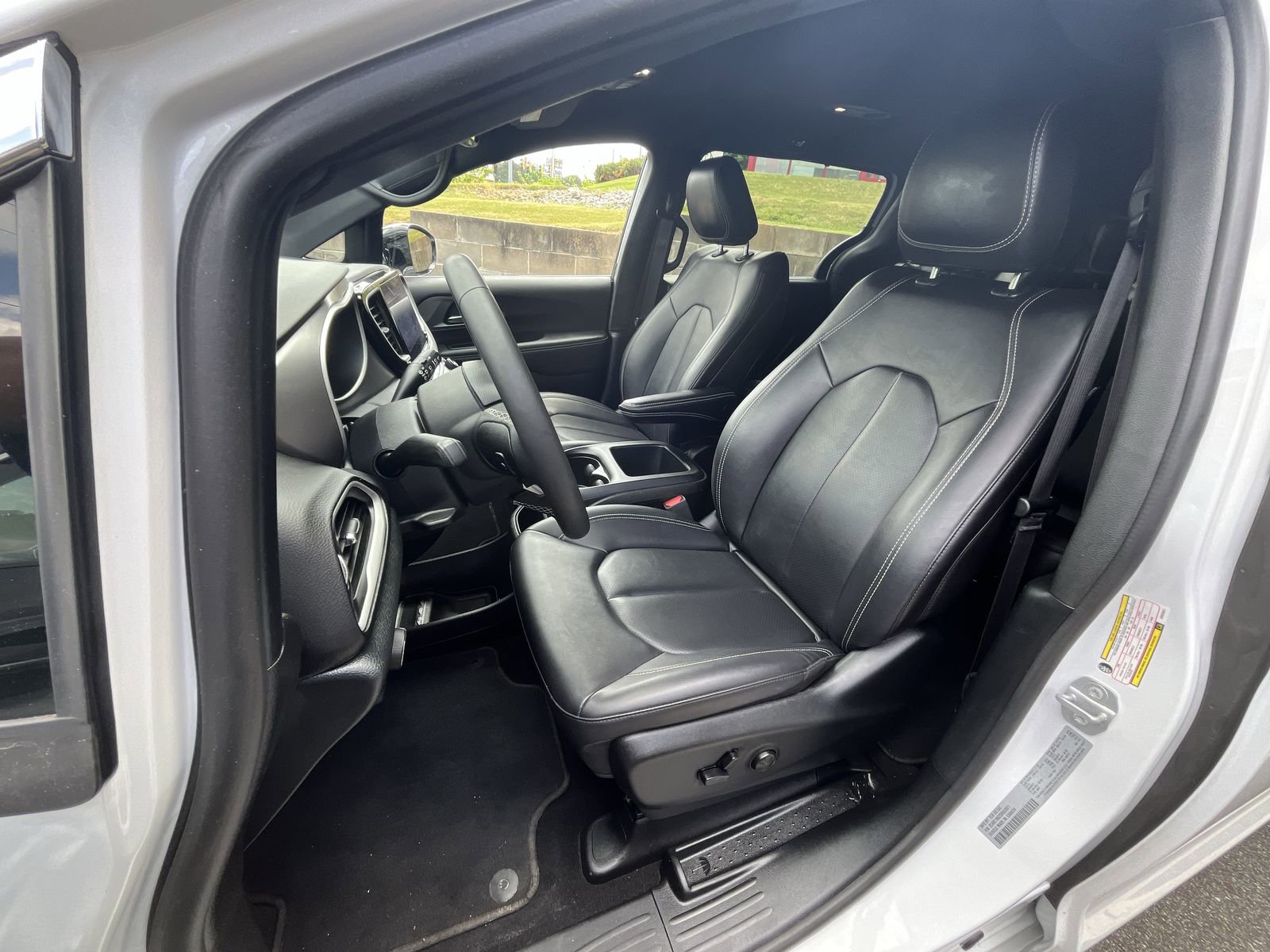 Used 2025 Chrysler Pacifica Select FWD image 14