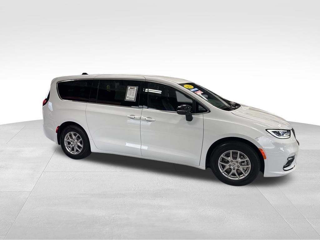 Used 2025 Chrysler Pacifica Select FWD image 7
