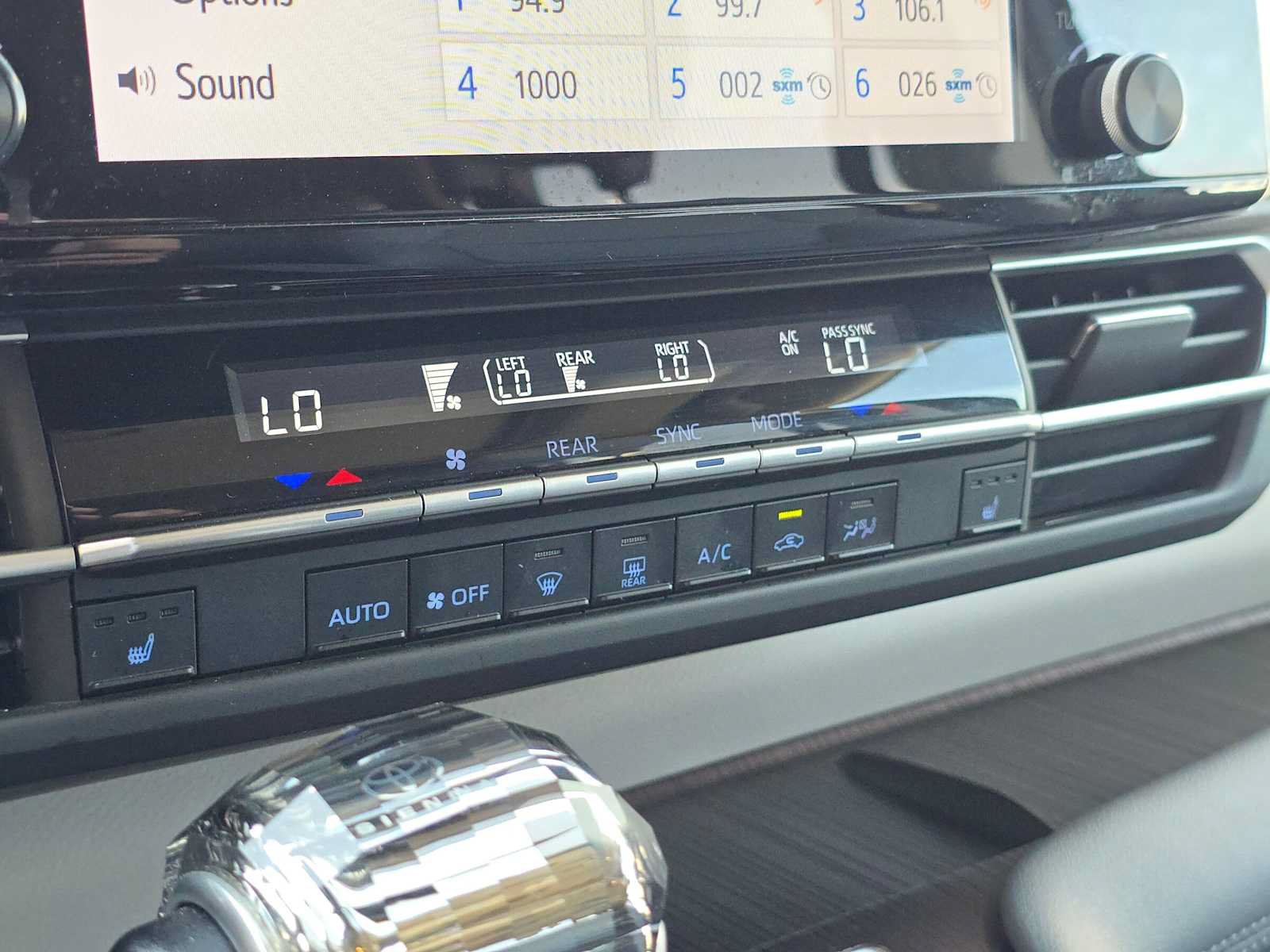 Used 2023 Toyota Sienna XLE FWD image 33