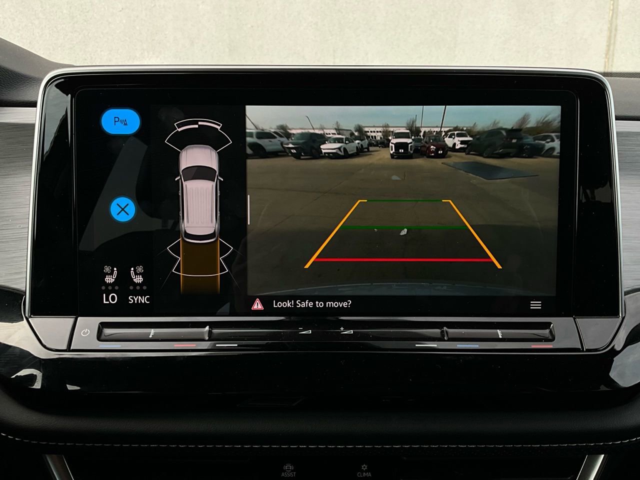 Used 2025 Volkswagen Atlas Cross Sport SE image 33