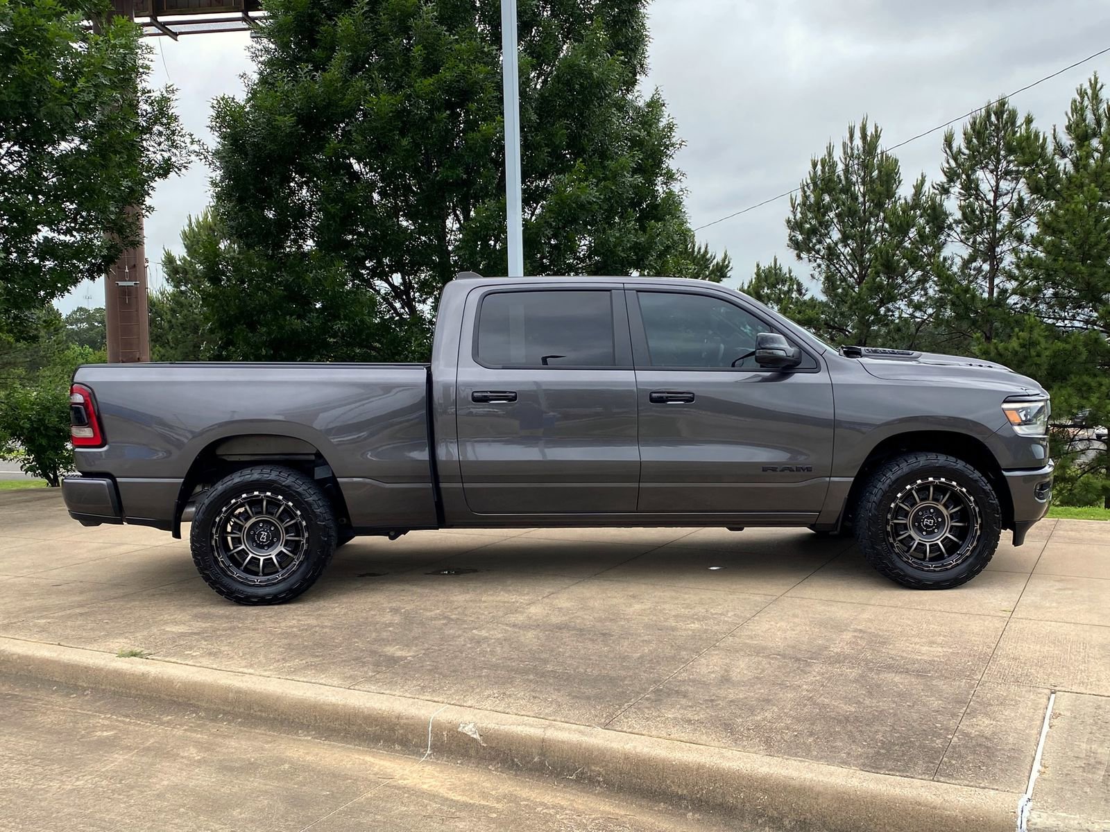 Used 2024 RAM 1500 Laramie AWD/4WD image 7