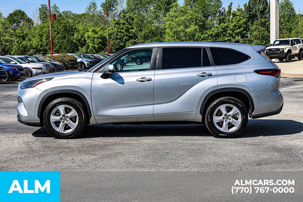 Used 2025 Toyota Highlander LE image 9