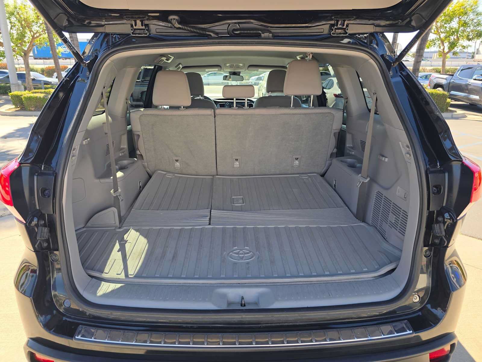 Used 2018 Toyota Highlander LE FWD image 15