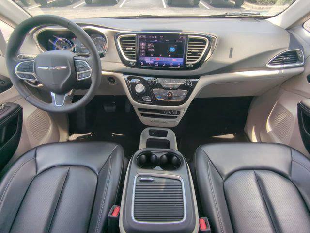 Certified 2023 Chrysler Pacifica Touring-L FWD image 19