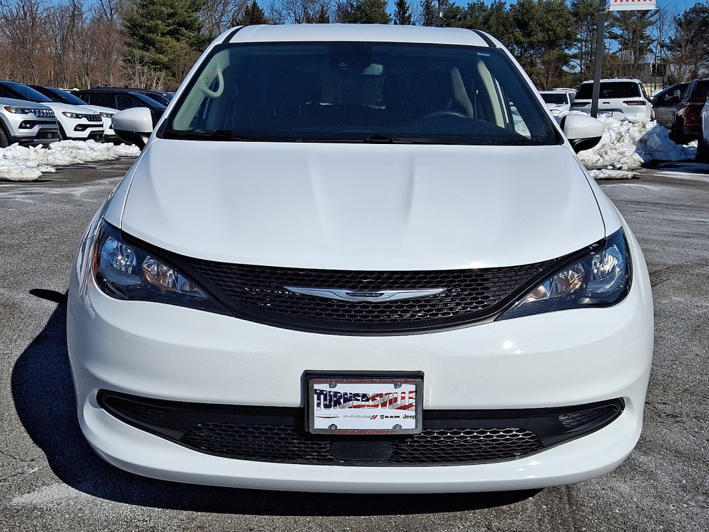 Used 2023 Chrysler Voyager LX image 8