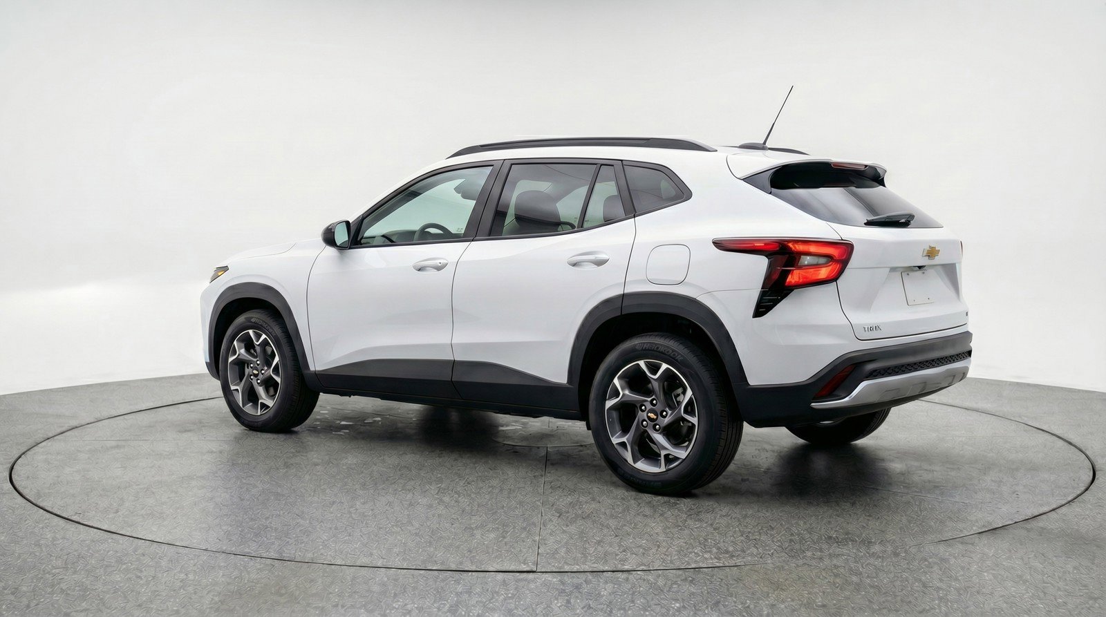 Used 2025 Chevrolet Trax LT FWD image 6