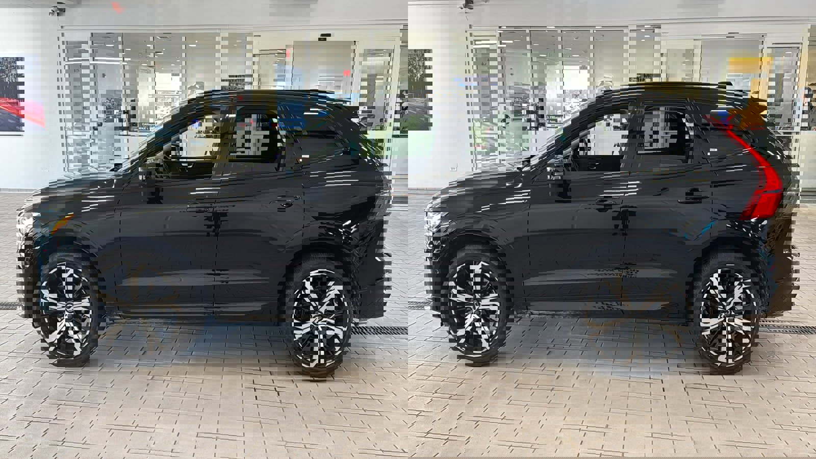 Certified 2023 Volvo XC60 B5 Ultimate w/ Climate Package image 8