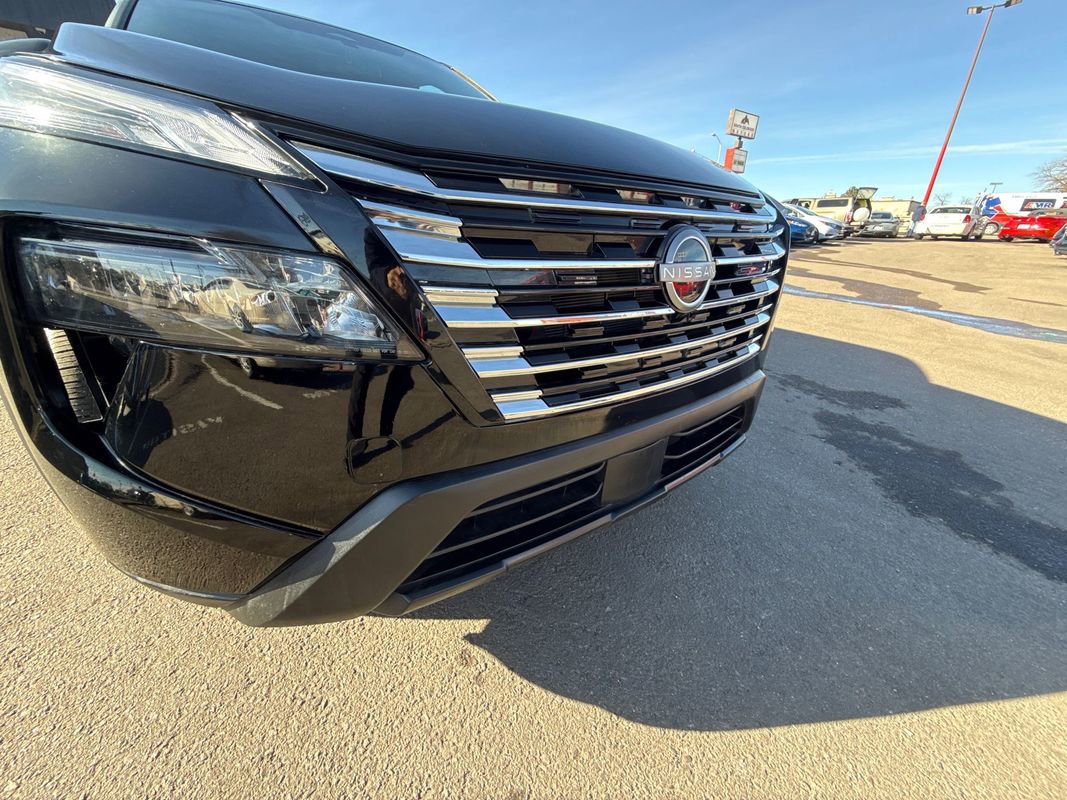 Used 2025 Nissan Rogue SV image 9