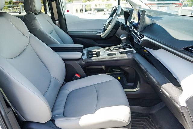 Used 2025 Toyota Sienna XLE w/ XLE Plus Package image 19