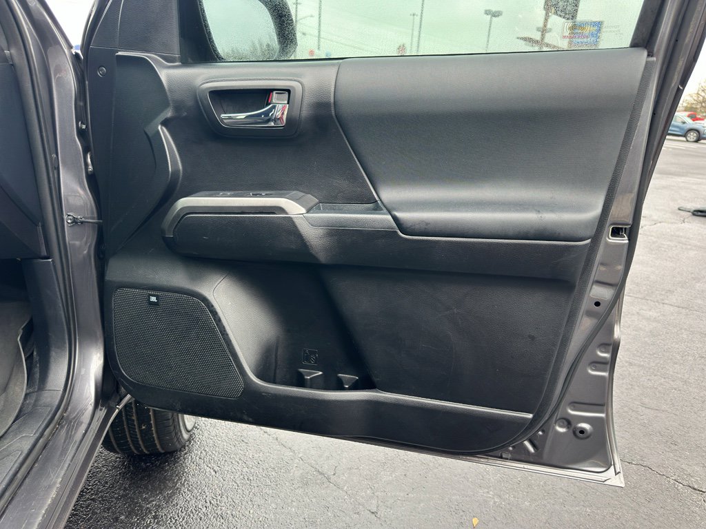 Used 2017 Toyota Tacoma TRD Sport image 27