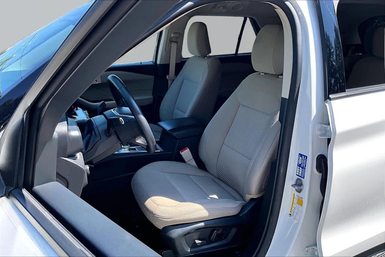 Used 2024 Ford Explorer XLT AWD/4WD image 8