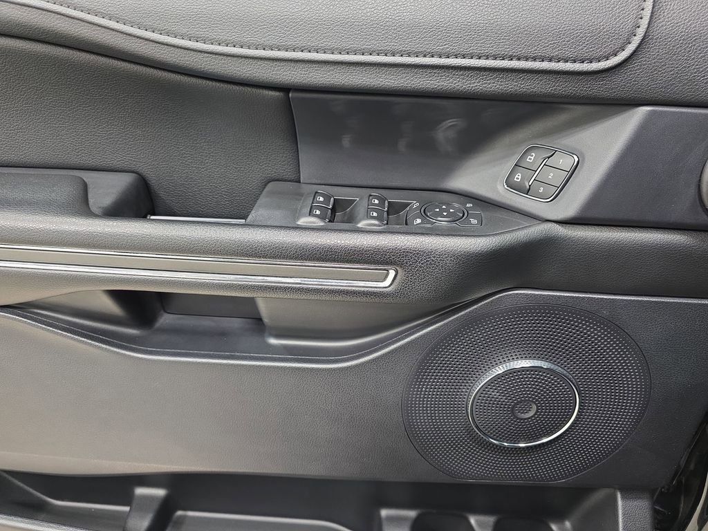 Used 2019 Ford Expedition XLT w/ Equipment Group 202A AWD/4WD image 28