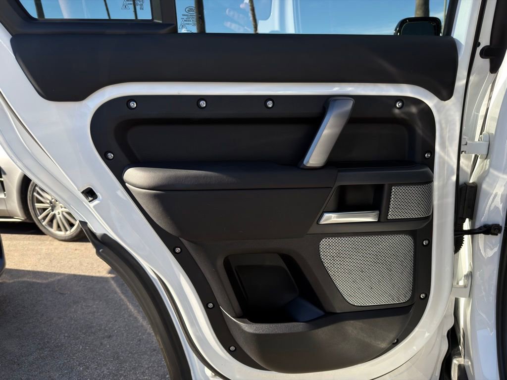 Used 2024 Land Rover Defender 130 X-Dynamic SE image 44