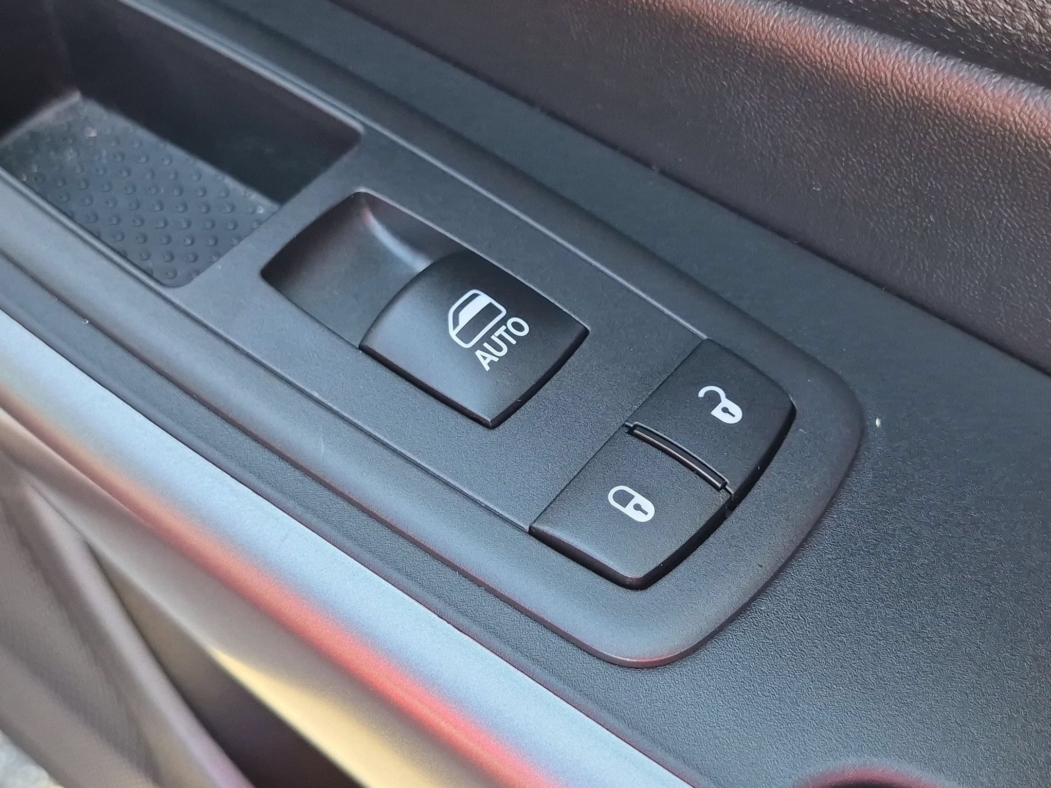 Used 2019 Jeep Cherokee Latitude Plus w/ Comfort/Convenience Group FWD image 34