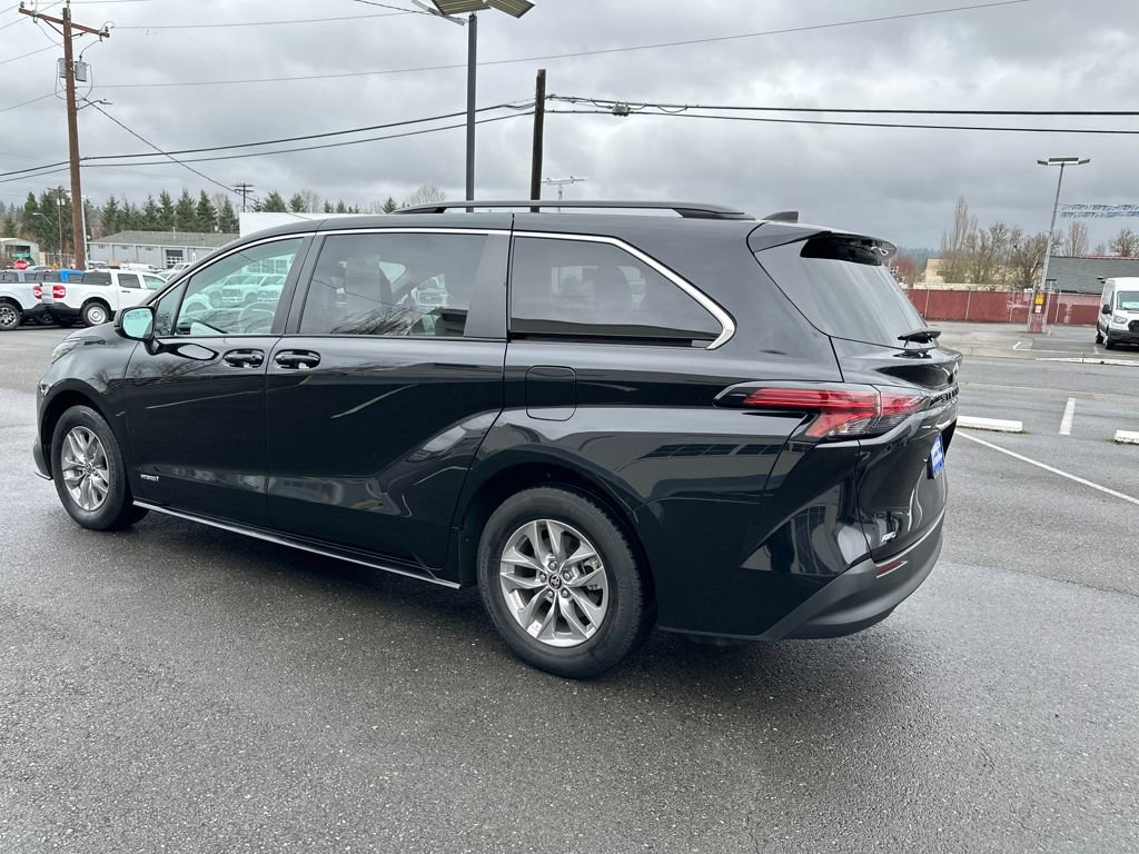 Used 2021 Toyota Sienna LE image 4