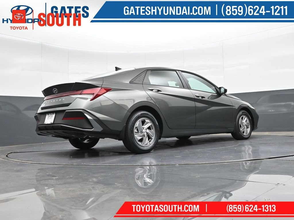 Used 2025 Hyundai Elantra SE FWD image 32