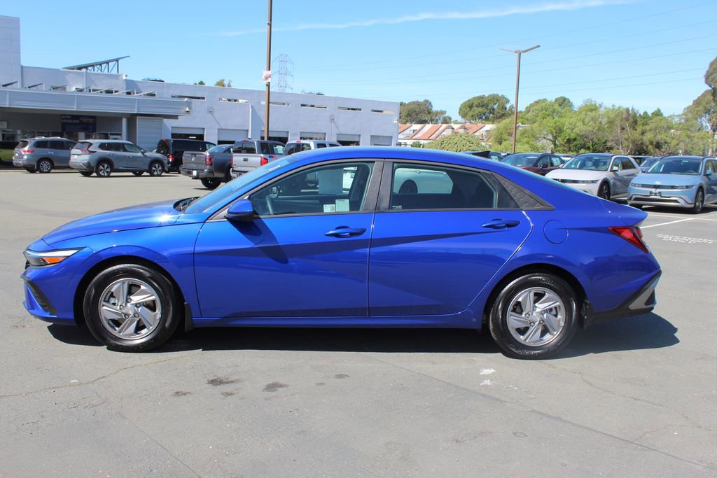 Used 2025 Hyundai Elantra SE image 2