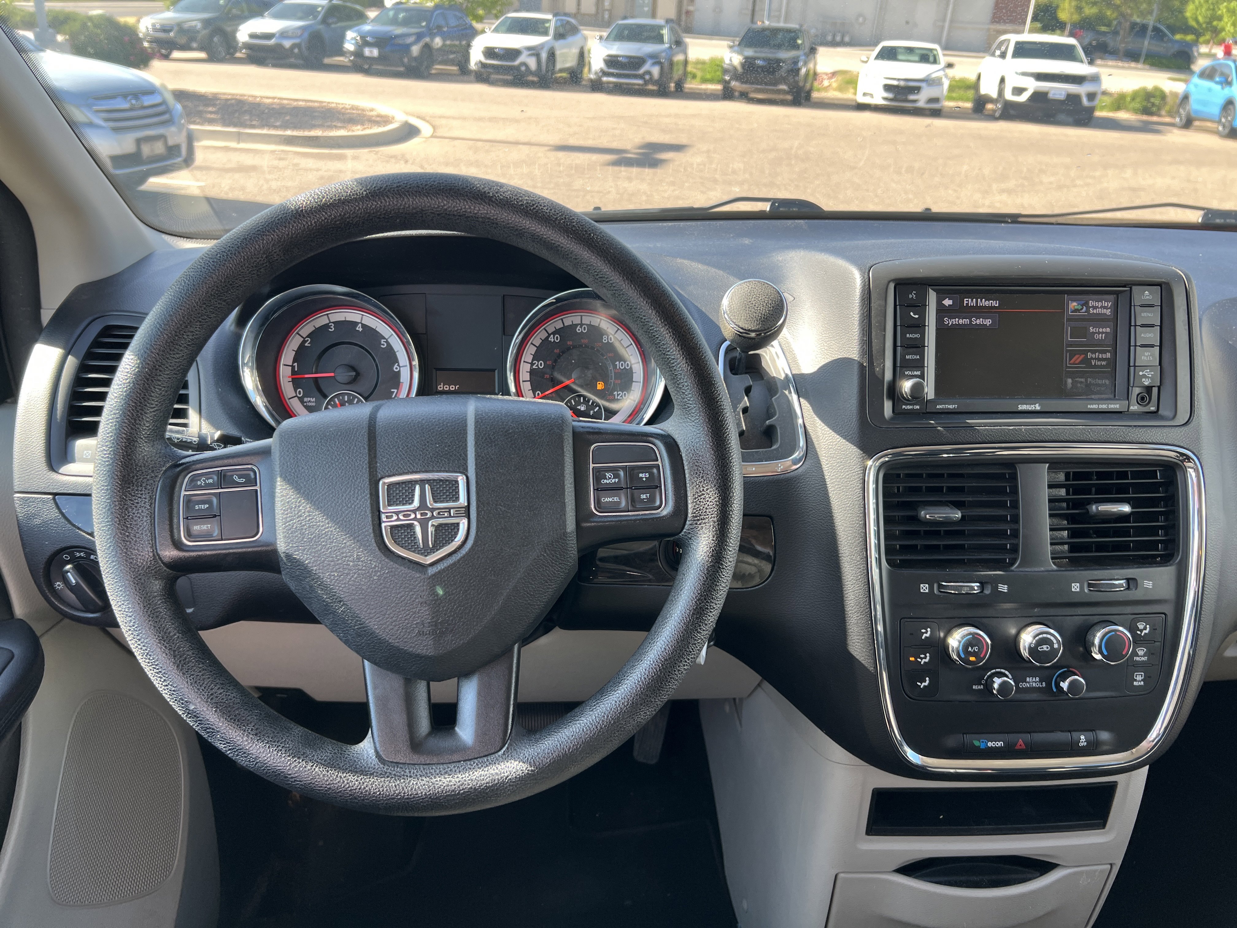 Used 2020 Dodge Grand Caravan SE w/ UConnect Hands-Free Group FWD image 2