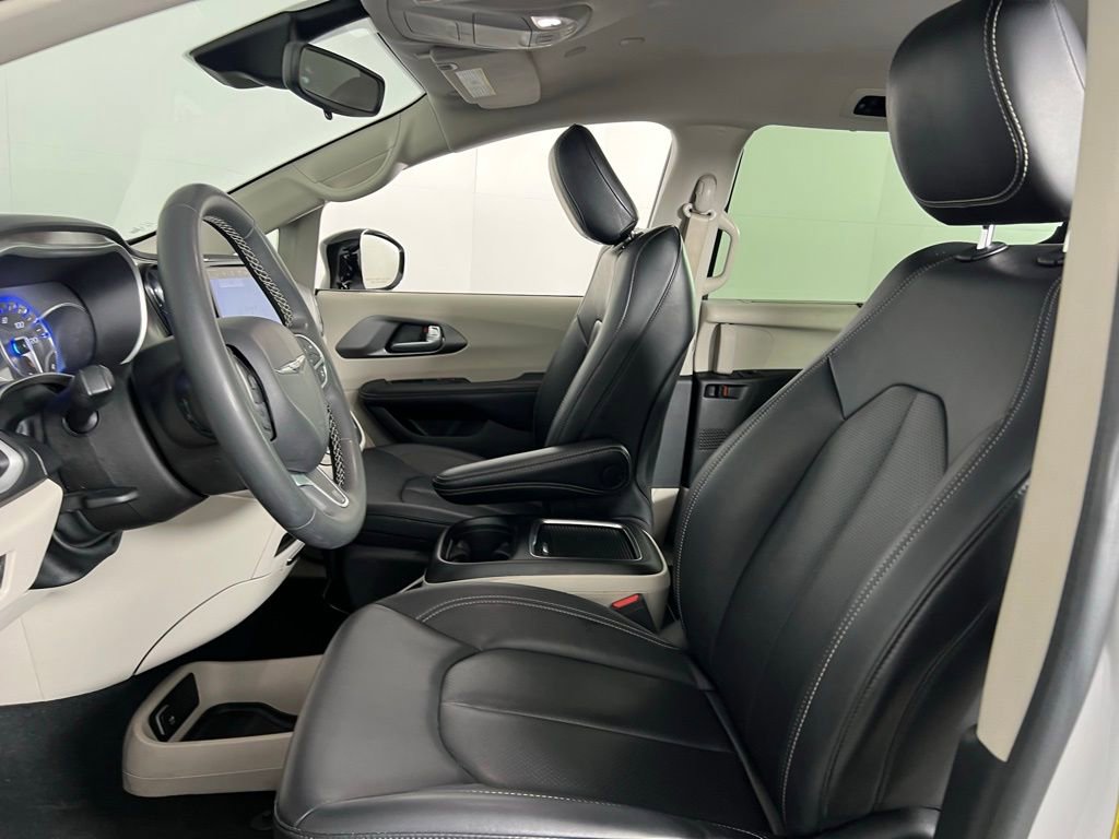 Used 2024 Chrysler Pacifica Touring-L image 23