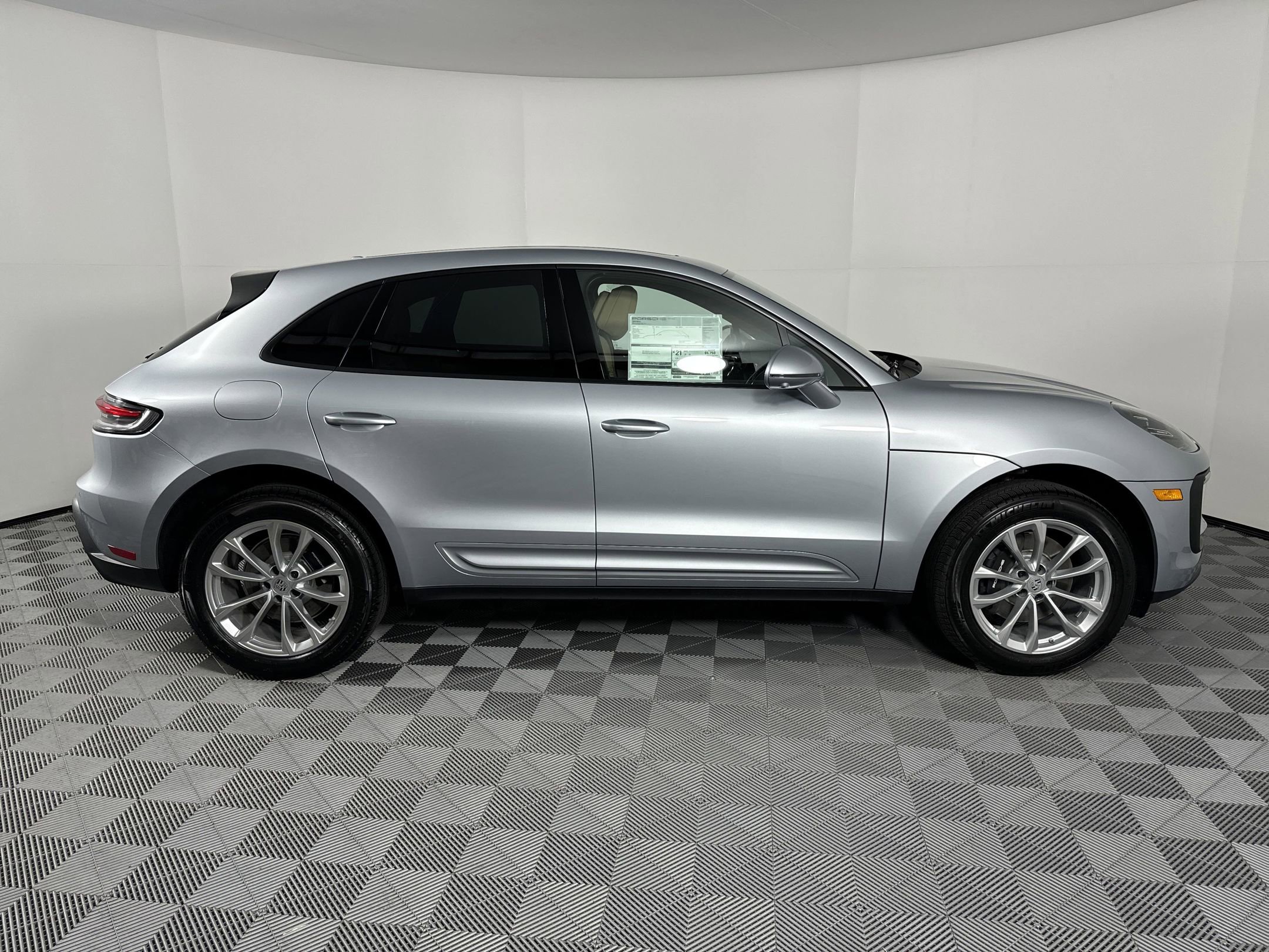 Certified 2025 Porsche Macan image 8