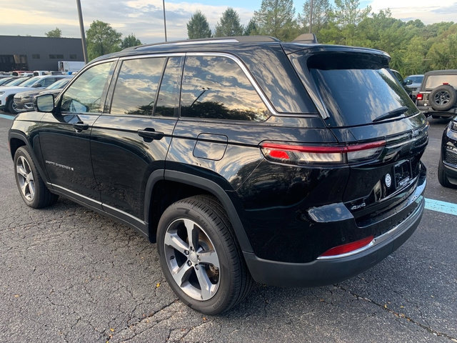 Used 2023 Jeep Grand Cherokee Limited AWD/4WD image 2
