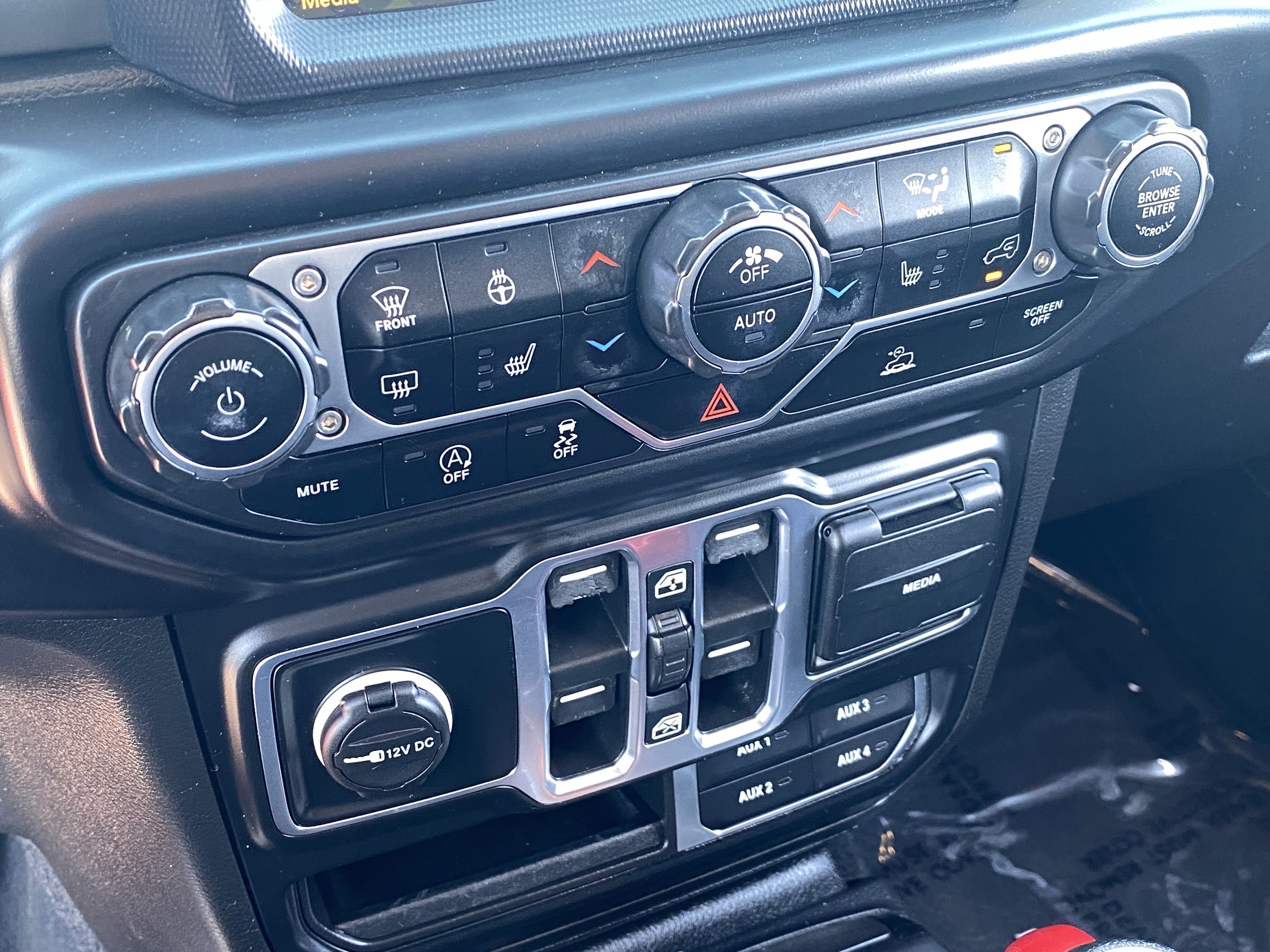Used 2023 Jeep Wrangler Unlimited Sahara w/ Cold Weather Group AWD/4WD image 23