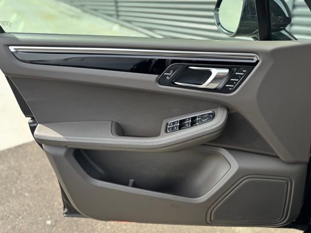 Certified 2023 Porsche Macan image 13