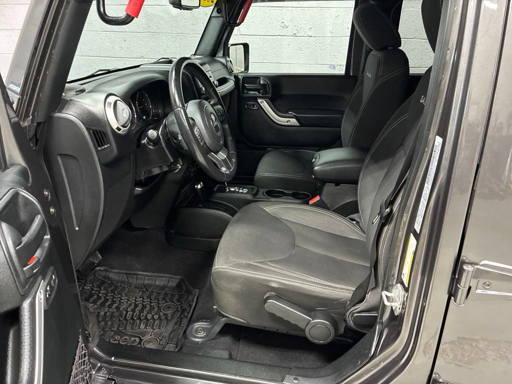 Used 2018 Jeep Wrangler Unlimited Sahara w/ Connectivity Group AWD/4WD image 13