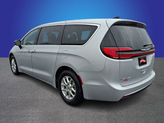 Used 2024 Chrysler Pacifica Touring-L image 7