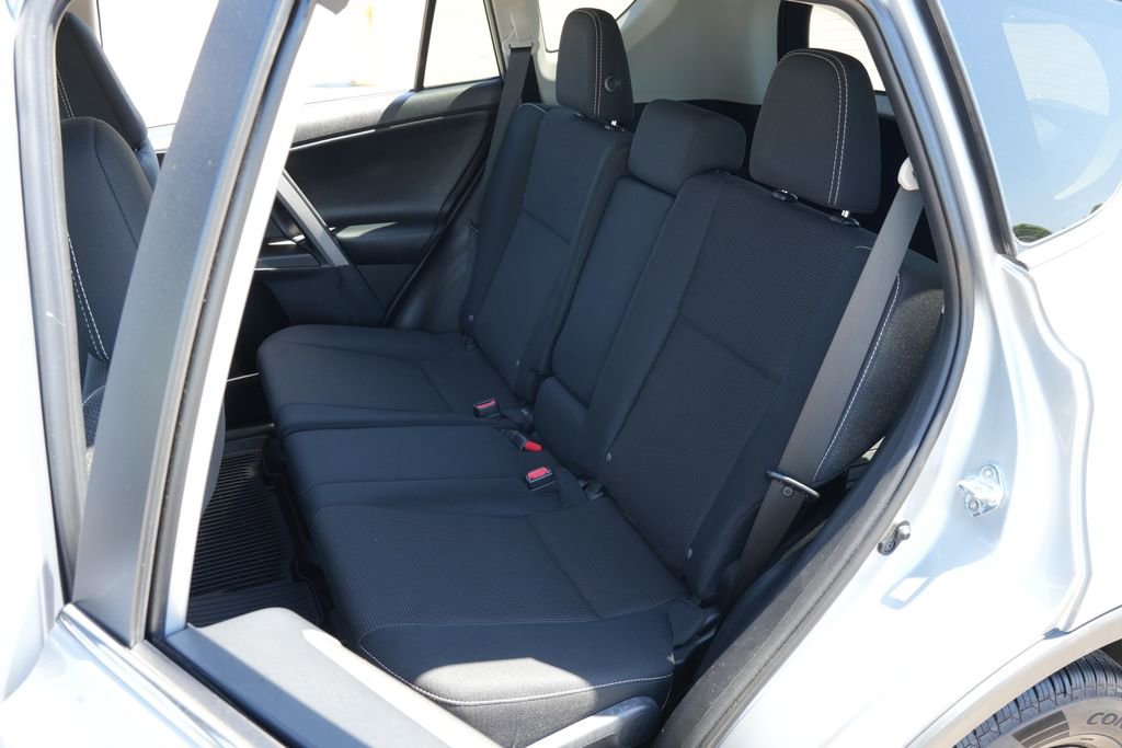 Used 2017 Toyota RAV4 XLE AWD/4WD image 17