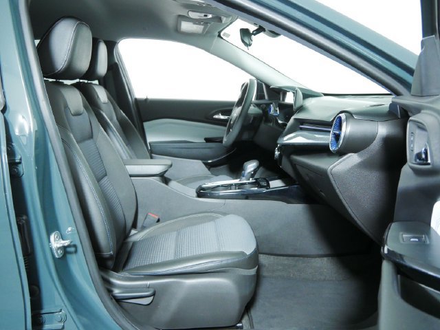 Used 2025 Chevrolet Trax LT FWD image 12