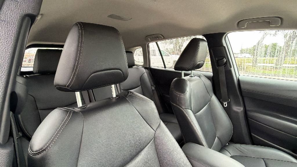 Used 2025 Toyota Corolla Cross XLE FWD image 40