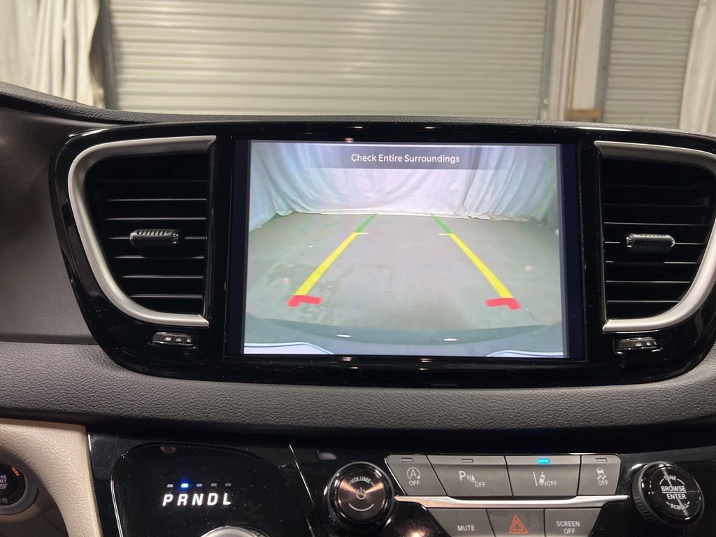 Used 2023 Chrysler Pacifica Touring-L image 34